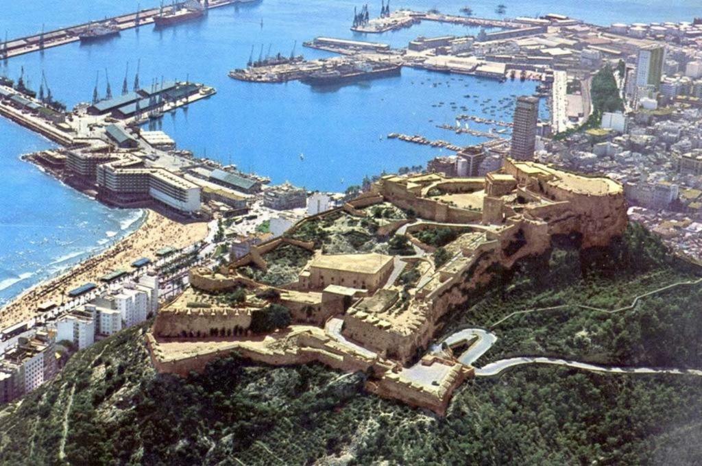Beach, City Center And Entertainment Alicante Exteriör bild